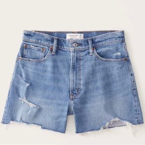 Abercrombie - Curve Love High Rise 4 Inch Mom Shorts - Medium Ripped Wash